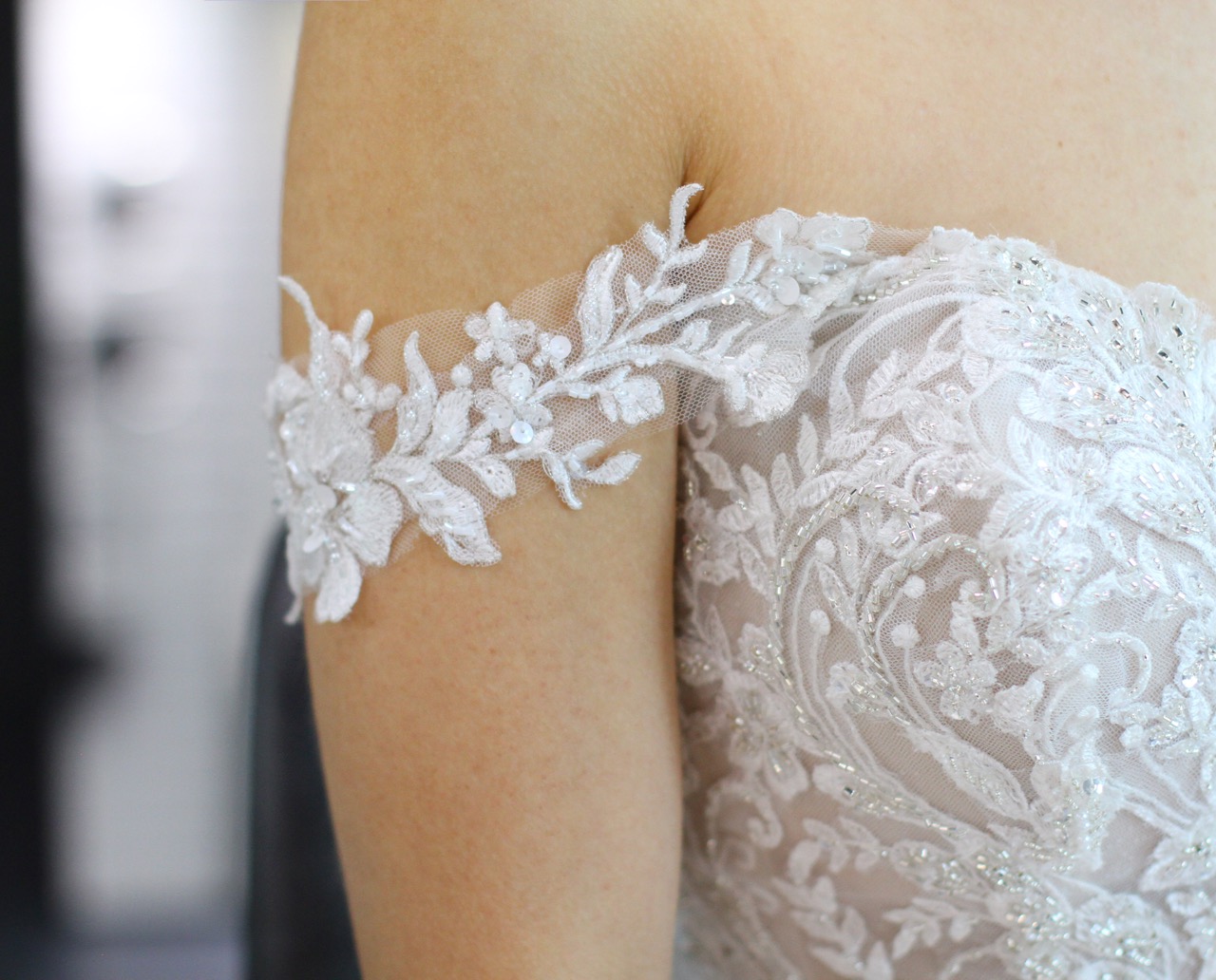 Bride's off-the-shoulder detachable sleeves